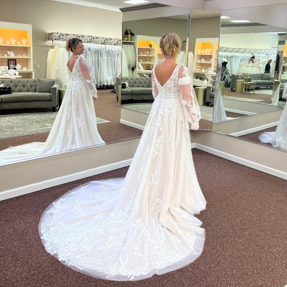 Brand New Wedding Dress - Picture 1 of 6